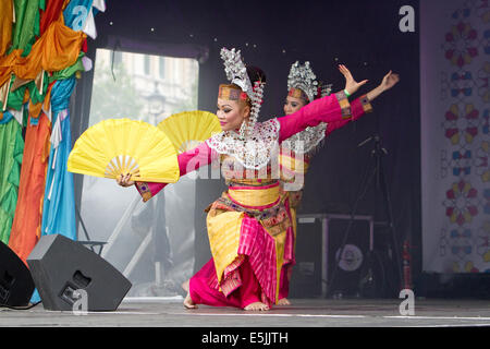 Londra, Regno Unito. Il 2 agosto, 2014. Ballerini sul palco del Festival di Eid in Trafalgar Square. Credito: Keith Larby/Alamy Live News Foto Stock