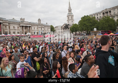 Londra, Regno Unito. Il 2 agosto, 2014. Folle immense frequentare la libera Eid Festival in Trafalgar Square. Credito: Keith Larby/Alamy Live News Foto Stock