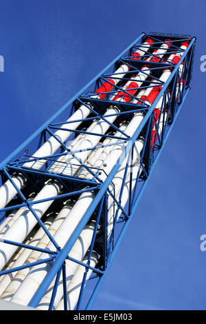 Alte ciminiere close-up contro il cielo blu Foto Stock