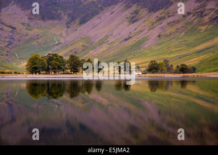 Pre-alba riflessioni sul lago Buttermere, Cumbria, Lake District, Inghilterra Foto Stock