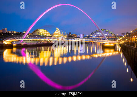 Il Gateshead Millennium Bridge e la salvia riflessa nel fiume Tyne, Newcastle-upon-Tyne, Tyne and Wear, Inghilterra Foto Stock