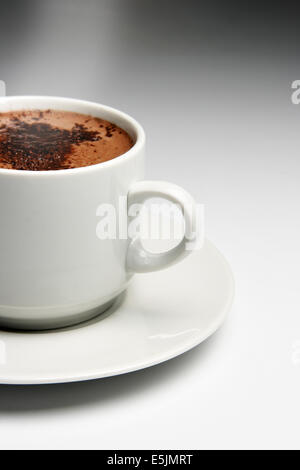 Tazza di caffè caldo su sfondo grigio Foto Stock