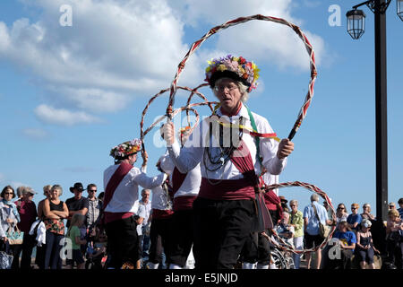 Sidmouth , Devon, Regno Unito. 2 agosto 2014. Rose e il castello di Morris ballerini effettuando al sessantesimo Sidmouth Folk Festival fino al 8 agosto. Credito: dPAD/Alamy Live News Foto Stock