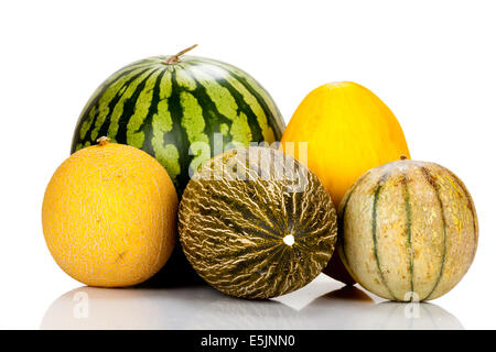 Diverse varietà di meloni specchiata e isolato su sfondo bianco Foto Stock