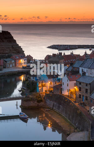 Staithes villaggio di pescatori che si trova a nord della costa dello Yorkshire. Foto Stock