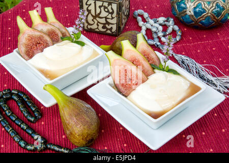 Figg, miele, yogurt o il mascarpone con la vaniglia è un incredibile dessert Foto Stock