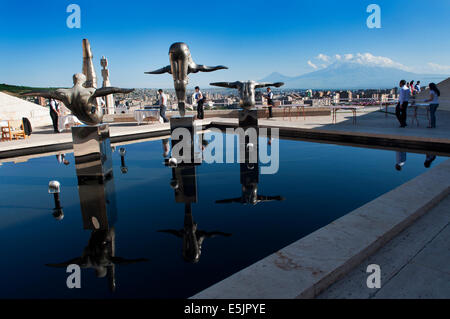 Tre subacquei da martin weller, il monte Ararat in background, cascata di Yerevan, Armenia Foto Stock