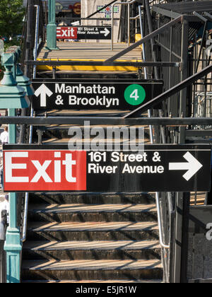 4 TRENO, fermata della metropolitana di segnaletica, 161Street allo Yankee Stadium, il Bronx, New York Foto Stock