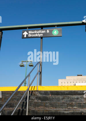 4 TRENO, fermata della metropolitana di segnaletica, il Bronx, New York Foto Stock