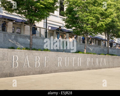 Babe Ruth Plaza allo Yankee Stadium, il Bronx, New York Foto Stock