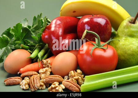 Gruppo di sani, alimenti biologici, compresi pera, mela, pomodoro, uova, frutta a guscio, le noci pecan, noci, carota, banana e mela. Foto Stock