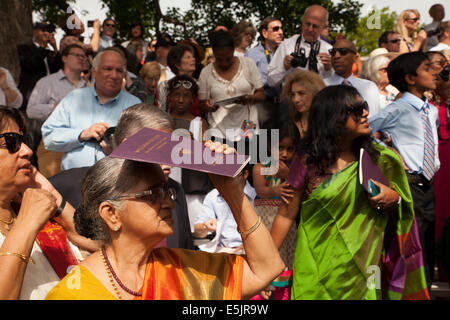 La famiglia e gli amici guardare la laurea studenti sfilano davanti la loro cerimonia di laurea al Williams College a Williamstown, MA. Foto Stock