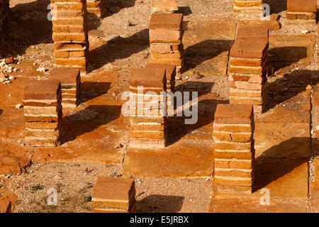 Sun set sulla pilae pile (supporti per impianti di riscaldamento a pavimento) nelle Terme Romane a Kourion, Cipro. Foto Stock