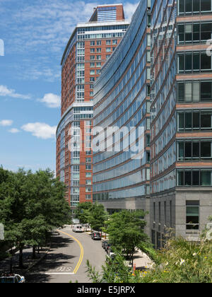 Edifici di appartamenti e uffici sulla terrazza sul fiume e , Battery Park City, NYC, STATI UNITI D'AMERICA Foto Stock