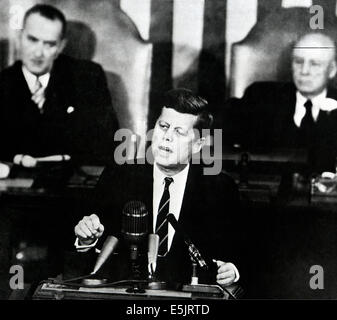 Il presidente statunitense John Fitzgerald Kennedy affrontando una sessione congiunta del Congresso invita la nazione a terra un uomo sulla Luna entro la fine del decennio, il 25 maggio 1961 a Washington, DC.