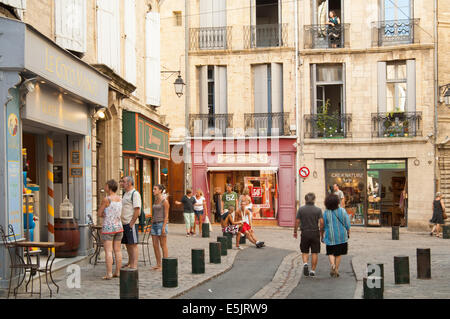 Scena di strada, con i turisti in Pezenas, Francia Foto Stock