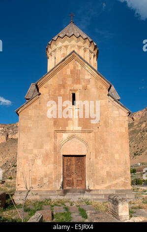 La facciata simmetrica in pietra della Chiesa di Areni brilla di luce serale, Armenia Foto Stock
