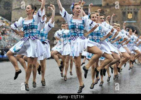 Edimburgo, Scozia, Regno Unito. Il 2 agosto 2014. Il Royal Edinburgh Tattoo militare avviene sulla spianata del famoso Castello di Edimburgo durante il mese di agosto. La celebrazione annuale di musica e spettacolo di vetrine di musicisti provenienti da 46 diversi paesi distribuiti in 6 continenti e include vari militare scozzese reggimenti, bande di cornamuse e bande militari provenienti da tutto il mondo. Il tatuaggio può portare un pubblico di oltre 200.000 persone provenienti da tutto il mondo ed è anche trasmesso per oltre 100 milioni di persone. © Andrew Steven Graham/Alamy Live Foto Stock