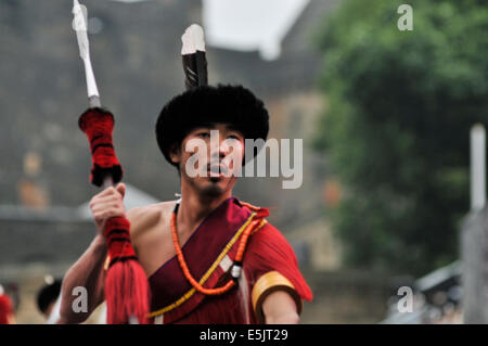 Edimburgo, Scozia, Regno Unito. Il 2 agosto 2014. Il Royal Edinburgh Tattoo militare avviene sulla spianata del famoso Castello di Edimburgo durante il mese di agosto. La celebrazione annuale di musica e spettacolo di vetrine di musicisti provenienti da 46 diversi paesi distribuiti in 6 continenti e include vari militare scozzese reggimenti, bande di cornamuse e bande militari provenienti da tutto il mondo. Il tatuaggio può portare un pubblico di oltre 200.000 persone provenienti da tutto il mondo ed è anche trasmesso per oltre 100 milioni di persone. © Andrew Steven Graham/Alamy Live Foto Stock