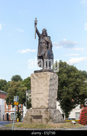 King Alfred della statua, un famoso e iconico punto di riferimento in Winchester city center, con il blu del cielo in un giorno di estate Foto Stock