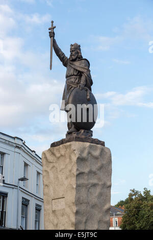 King Alfred della statua, un famoso e iconico punto di riferimento in Winchester city center, con il blu del cielo in un giorno di estate Foto Stock