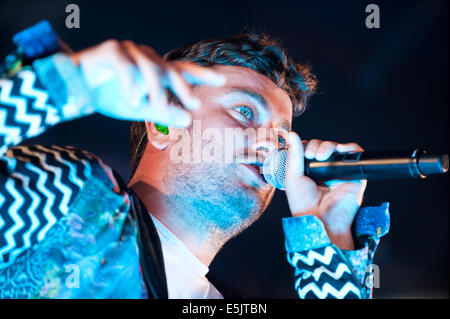 Freiburg, Germania. Il 2 agosto, 2014. Hip hop tedesco artista Marteria (Martora Laciny) suona dal vivo al ZMF music festival in Freiburg, Germania. Foto: Miroslav Dakov/ Alamy Live News Foto Stock