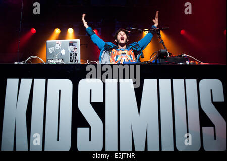 Freiburg, Germania. Il 2 agosto, 2014. Spagna nato electronic music artista Kid Simius (JosŽ Antonio García'a Soler) suona dal vivo al ZMF music festival in Freiburg, Germania. Foto: Miroslav Dakov/ Alamy Live News Foto Stock