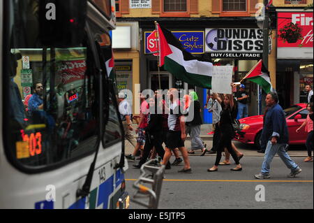 London, Ontario, Canada. 02Aug, 2014. I dimostranti si riuniscono per un rally a sostegno dei palestinesi nella striscia di Gaza. Per quattro settimane di fila i dimostranti si sono riuniti a Londra, Ontario per dimostrare contro Israele offensiva in corso nella Striscia di Gaza che ha ucciso più di 1600 palestinesi e di sfollati oltre 280.000 persone. Credito: Jonny bianco/Alamy Live News Foto Stock