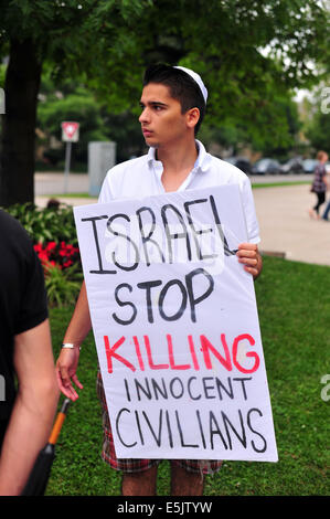 London, Ontario, Canada. 02Aug, 2014. I dimostranti si riuniscono per un rally a sostegno dei palestinesi nella striscia di Gaza. Per quattro settimane di fila i dimostranti si sono riuniti a Londra, Ontario per dimostrare contro Israele offensiva in corso nella Striscia di Gaza che ha ucciso più di 1600 palestinesi e di sfollati oltre 280.000 persone. Credito: Jonny bianco/Alamy Live News Foto Stock