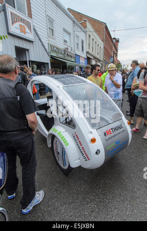 Energia solare e pedale powered trike sul display al 'venerdì il tredicesimo' moto raduno nel porto di Dover, Ontario, Canada. Foto Stock