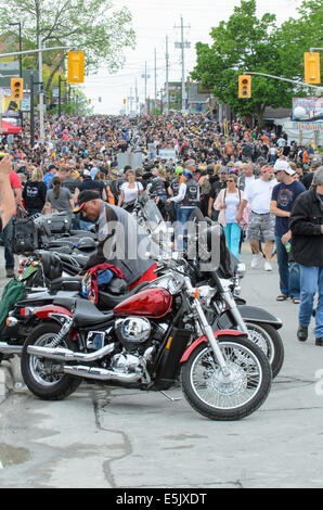 Vista la folla che frequentano il 'venerdì il tredicesimo' moto raduno nel porto di Dover, Ontario, Canada. Foto Stock