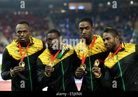 Glasgow. 2 agosto, 2014. Gli atleti della Giamaica reagire durante la cerimonia di premiazione per gli uomini 4x100m finale del relè di atletica a 2014 Glasgow Giochi del Commonwealth in Hampden Park a Glasgow in Scozia il 2 agosto 2014. La Giamaica ha vinto la medaglia d'oro con un tempo di 37.58 secondi. Credito: Han Yan/Xinhua/Alamy Live News Foto Stock