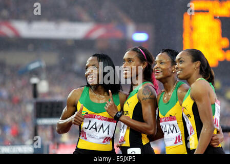 Glasgow. 2 agosto, 2014. Gli atleti della Giamaica reagire dopo la donna 4x400m finale del relè di atletica a 2014 Glasgow Giochi del Commonwealth in Hampden Park a Glasgow in Scozia il 2 agosto 2014. La Giamaica ha vinto la medaglia d'oro con un tempo di 3 minuti e 23,82 secondi. Credito: Han Yan/Xinhua/Alamy Live News Foto Stock