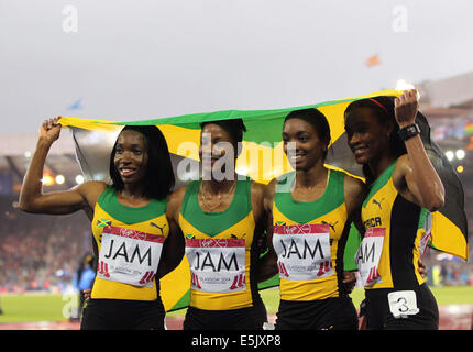 Glasgow. 2 agosto, 2014. Gli atleti della Giamaica reagire dopo la donna 4x400m finale del relè di atletica a 2014 Glasgow Giochi del Commonwealth in Hampden Park a Glasgow in Scozia il 2 agosto 2014. La Giamaica ha vinto la medaglia d'oro con un tempo di 3 minuti e 23,82 secondi. Credito: Han Yan/Xinhua/Alamy Live News Foto Stock