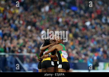 Glasgow. 2 agosto, 2014. Gli atleti della Giamaica reagire dopo la donna 4x400m finale del relè di atletica a 2014 Glasgow Giochi del Commonwealth in Hampden Park a Glasgow in Scozia il 2 agosto 2014. La Giamaica ha vinto la medaglia d'oro con un tempo di 3 minuti e 23,82 secondi. Credito: Han Yan/Xinhua/Alamy Live News Foto Stock