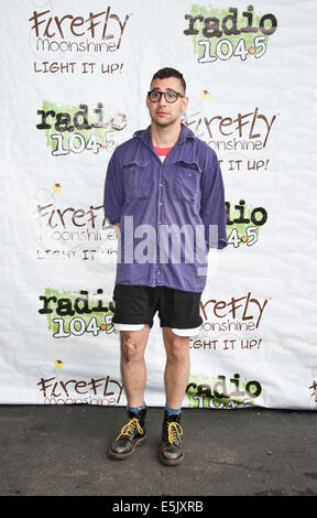 Philadelphia, Pennsylvania, USA. Il 2 agosto, 2014. Jack Antonoff di American Indie Rock Band Bleachers pone a Radio 1045 Estate Block Party in concerto al Festival Pier su agosto 02, 2014 a Philadelphia, Pennsylvania, Stati Uniti. Credito: Paolo Froggatt/Alamy Live News Foto Stock