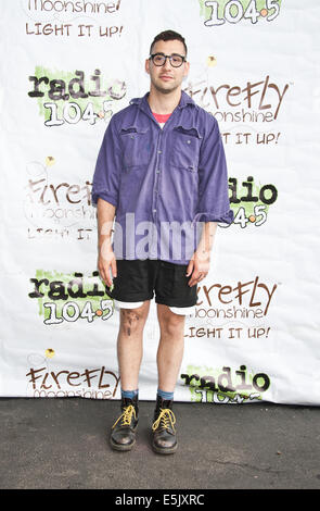 Philadelphia, Pennsylvania, USA. Il 2 agosto, 2014. Jack Antonoff di American Indie Rock Band Bleachers pone a Radio 1045 Estate Block Party in concerto al Festival Pier su agosto 02, 2014 a Philadelphia, Pennsylvania, Stati Uniti. Credito: Paolo Froggatt/Alamy Live News Foto Stock