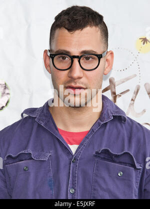 Philadelphia, Pennsylvania, USA. Il 2 agosto, 2014. Jack Antonoff di American Indie Rock Band Bleachers pone a Radio 1045 Estate Block Party in concerto al Festival Pier su agosto 02, 2014 a Philadelphia, Pennsylvania, Stati Uniti. Credito: Paolo Froggatt/Alamy Live News Foto Stock