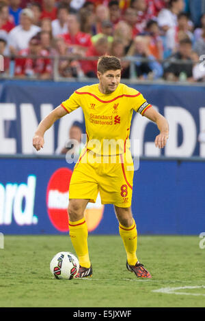 Stati Uniti d'America. 2 agosto, 2014. Il centrocampista del Liverpool Steven Gerrard (8) durante il 2014 Guinness International Champions Cup match tra AC Milan e Liverpool presso la Bank of America Stadium di Charlotte, NC. Liverpool va a vincere 2 a 0. (Credito Immagine: © ZUMA filo) Foto Stock