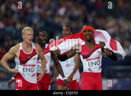 Glasgow. 2 agosto, 2014. Atleti di Inghilterra celebrare dopo gli uomini 4x400m finale del relè di atletica a 2014 Glasgow Giochi del Commonwealth in Hampden Park a Glasgow in Scozia il 2 agosto 2014. In Inghilterra ha vinto la medaglia d'oro con un tempo di 3 minuti e 0,46 secondi. Credito: Han Yan/Xinhua/Alamy Live News Foto Stock