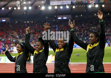 Glasgow. 2 agosto, 2014. Gli atleti della Giamaica celebrare dopo la donna 4x100m finale del relè di atletica a 2014 Glasgow Giochi del Commonwealth in Hampden Park a Glasgow in Scozia il 2 agosto 2014. La Giamaica ha vinto la medaglia d'oro con un tempo di 41.83 secondi e impostare un nuovo Giochi del Commonwealth record. Credito: Han Yan/Xinhua/Alamy Live News Foto Stock