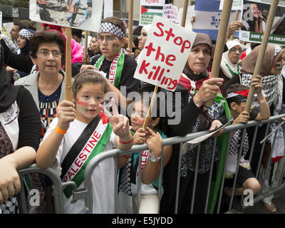 USA: New York, NY. Pro-Palestinian dimostrazione a Columbus Circle protestando attacchi israeliani contro la striscia di Gaza, 1 agosto 2014. Foto Stock