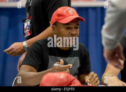 Cleveland, Ohio, USA. 02Aug, 2014. Il pugilato grande " " zucchero "' Ray Leonard firma autografi durante la trentacinquesima sport nazionale collezionisti convenzione presso il Centro X. I cinque giorni di spettacolo, il più grande del suo genere nel paese, a cui sono attesi più di 40.000 partecipanti. Tra le offerte sono in persona autografo ingaggi da più di 100 celebrità dello sport, nonché le schede di Sport, giocattoli, gioco-utilizzate maglie e una cornucopia di altri cimeli da collezione. © Brian Cahn/ZUMA filo/Alamy Live News Foto Stock