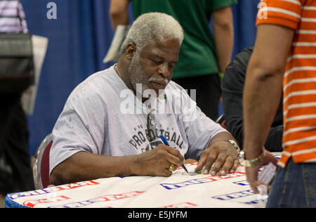 Cleveland, Ohio, USA. 02Aug, 2014. NFL Hall of Famer EARL CAMPBELL firma autografi durante la trentacinquesima sport nazionale collezionisti convenzione presso il Centro X. I cinque giorni di spettacolo, il più grande del suo genere nel paese, a cui sono attesi più di 40.000 partecipanti. Tra le offerte sono in persona autografo ingaggi da più di 100 celebrità dello sport, nonché le schede di Sport, giocattoli, gioco-utilizzate maglie e una cornucopia di altri cimeli da collezione. © Brian Cahn/ZUMA filo/Alamy Live News Foto Stock