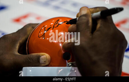 Cleveland, Ohio, USA. 02Aug, 2014. NFL Hall of Famer Jim Brown firma autografi durante la trentacinquesima sport nazionale collezionisti convenzione presso il Centro X. I cinque giorni di spettacolo, il più grande del suo genere nel paese, a cui sono attesi più di 40.000 partecipanti. Tra le offerte sono in persona autografo ingaggi da più di 100 celebrità dello sport, nonché le schede di Sport, giocattoli, gioco-utilizzate maglie e una cornucopia di altri cimeli da collezione. © Brian Cahn/ZUMA filo/Alamy Live News Foto Stock