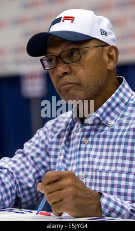 Cleveland, Ohio, USA. 02Aug, 2014. MLB Hall of Famer Reggie Jackson firma autografi al trentacinquesimo sport nazionale collezionisti convenzione presso il Centro X. I cinque giorni di spettacolo, il più grande del suo genere nel paese, a cui sono attesi più di 40.000 partecipanti. Tra le offerte sono in persona autografo ingaggi da più di 100 celebrità dello sport, nonché le schede di Sport, giocattoli, gioco-utilizzate maglie e una cornucopia di altri cimeli da collezione. © Brian Cahn/ZUMA filo/Alamy Live News Foto Stock