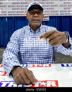 Cleveland, Ohio, USA. 02Aug, 2014. MLB Hall of Famer Reggie Jackson firma autografi al trentacinquesimo sport nazionale collezionisti convenzione presso il Centro X. I cinque giorni di spettacolo, il più grande del suo genere nel paese, a cui sono attesi più di 40.000 partecipanti. Tra le offerte sono in persona autografo ingaggi da più di 100 celebrità dello sport, nonché le schede di Sport, giocattoli, gioco-utilizzate maglie e una cornucopia di altri cimeli da collezione. © Brian Cahn/ZUMA filo/Alamy Live News Foto Stock