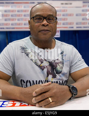 Cleveland, Ohio, USA. 02Aug, 2014. NFL Hall of Famer MIKE SINGLETARY segni autografi durante la trentacinquesima sport nazionale collezionisti convenzione presso il Centro X. I cinque giorni di spettacolo, il più grande del suo genere nel paese, a cui sono attesi più di 40.000 partecipanti. Tra le offerte sono in persona autografo ingaggi da più di 100 celebrità dello sport, nonché le schede di Sport, giocattoli, gioco-utilizzate maglie e una cornucopia di altri cimeli da collezione. © Brian Cahn/ZUMA filo/Alamy Live News Foto Stock