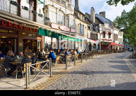 Nel tardo pomeriggio street café scena in Beaune, Borgogna, con tipico edificio europeo e caffetterie a rivestire una strada acciottolata Foto Stock