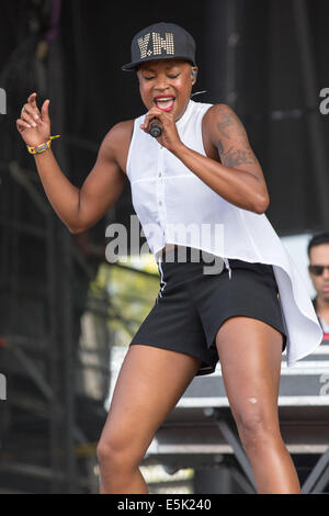 Chicago, Illinois, Stati Uniti d'America. 2 agosto, 2014. Il cantante NOELLE SCAGGS della banda Fitz e le bizze suona dal vivo al 2014 Lollapalooza Music Festival di Chicago, Illinois Credit: Daniel DeSlover/ZUMA filo/Alamy Live News Foto Stock